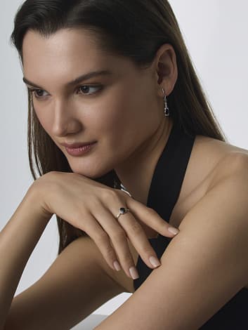 Кольцо из серебра 925 с гранатами