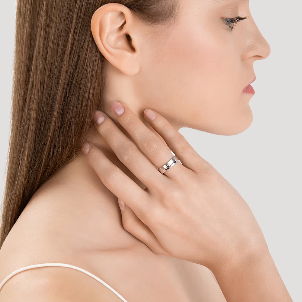 Кольцо обручальное из золота 585 с фианитами