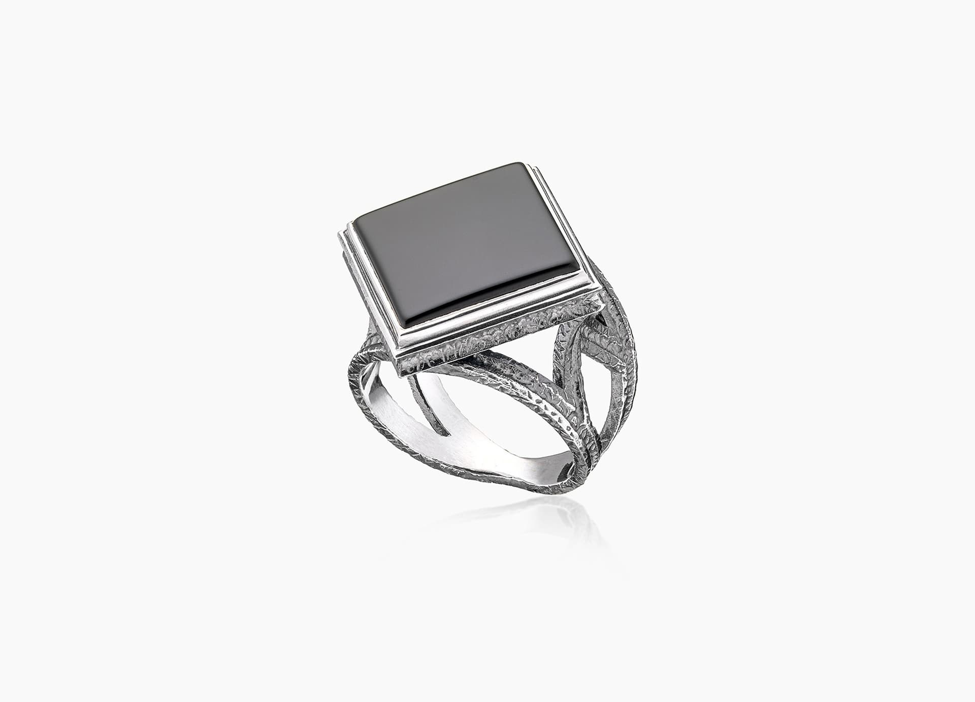 Кольцо из серебра 925 с ониксами
