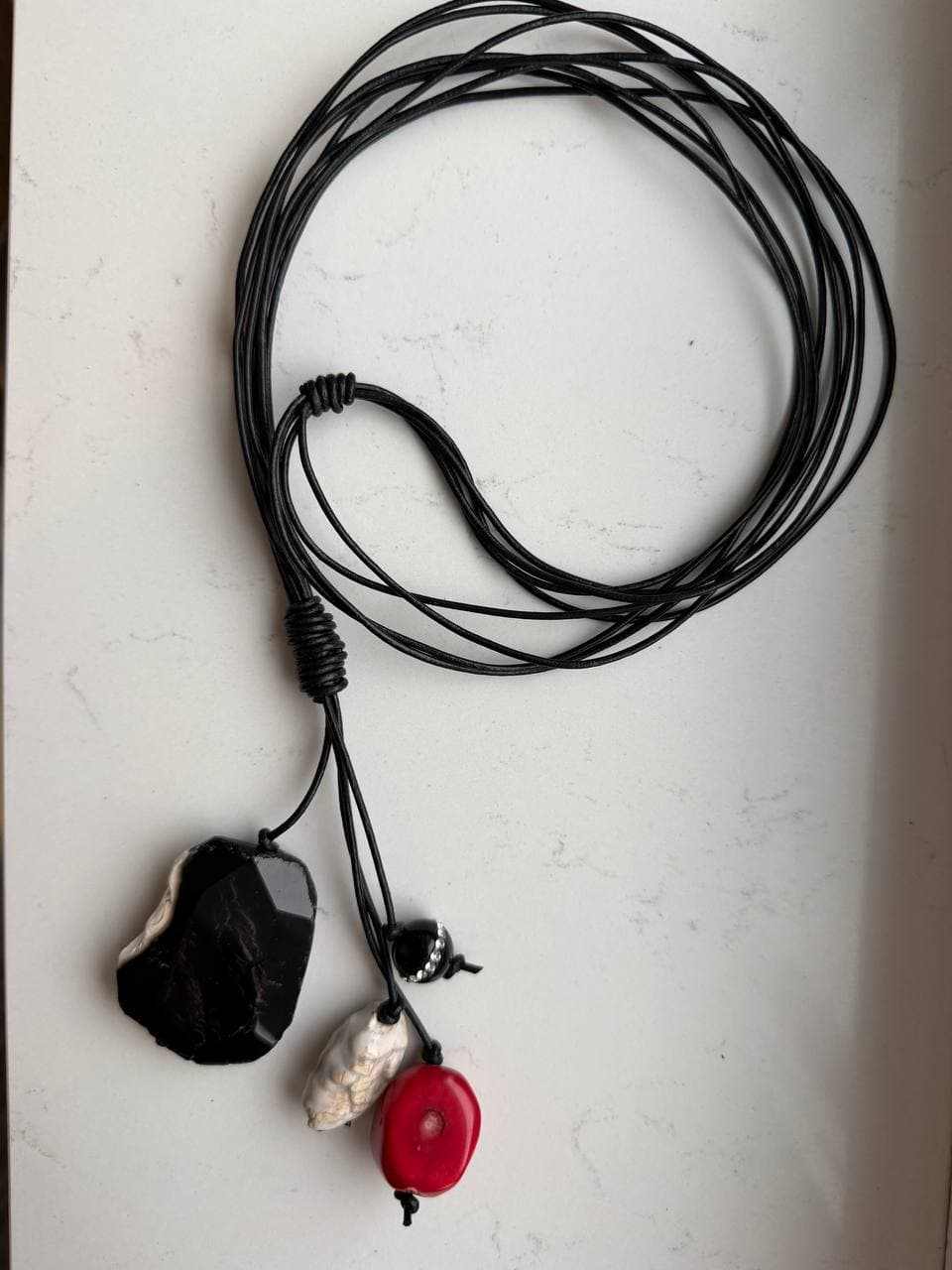 Колье из стали с агатами